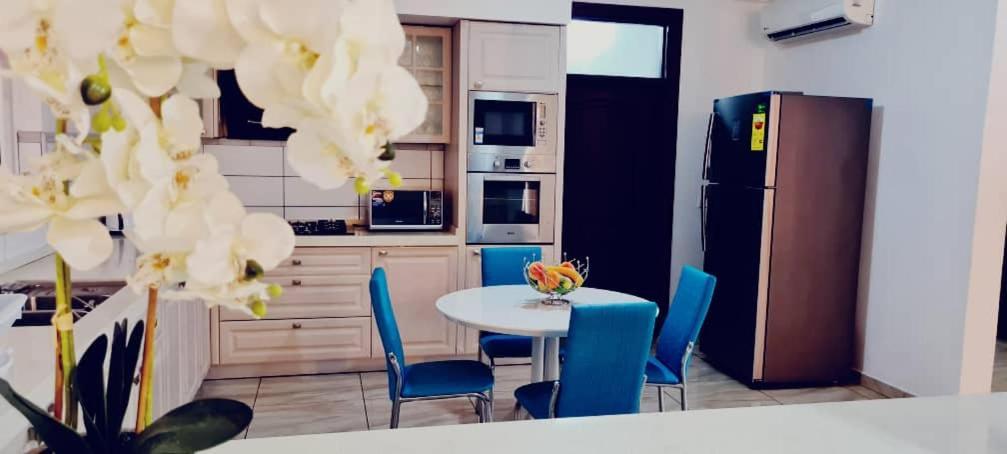 Bertha'S Court D-Plus Apartments Dzorwulu Extérieur photo