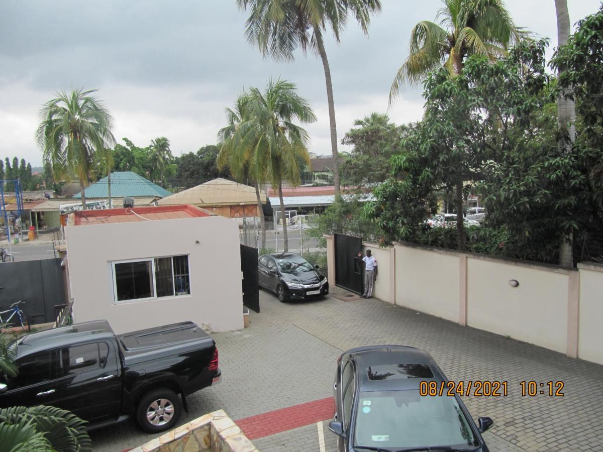Bertha'S Court D-Plus Apartments Dzorwulu Extérieur photo
